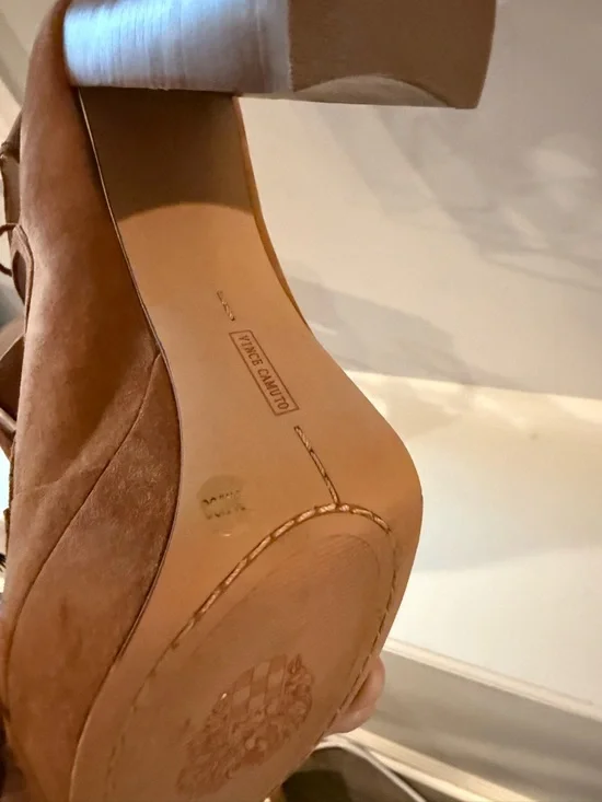 Vince Camuto Suede heels. size 8 - Picture 7 of 7